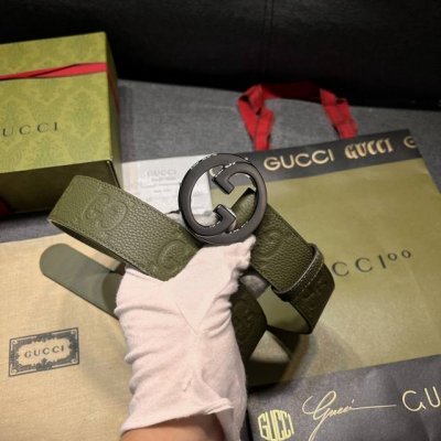 古奇 宽4.0Cm 新款 典藏细节与现代元素为Gucci新推系列增添吸睛亮点。巧妙融入经典字母交织造型配件，以此致敬品牌创始人Guccio Gucci先生。这款