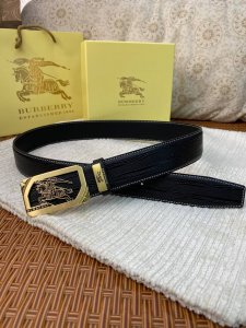 品名：巴宝莉C原单 材质：原单牛皮腰带 百分百头层牛皮腰带保证真皮，24K纯钢扣，专柜原单品质、做工精细，时尚大牌，送人自用首选 包装： 请认准如图专柜包装赠送