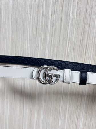 2025秋冬系列焕新演绎富有辨识度的Gg Marmont系列。这款双面窄版腰带采用Gg印花压纹皮革与皮革材质匠心打造，缀饰双G搭扣。 商品细节 一面为黑色Gg印 - 点击图像关闭