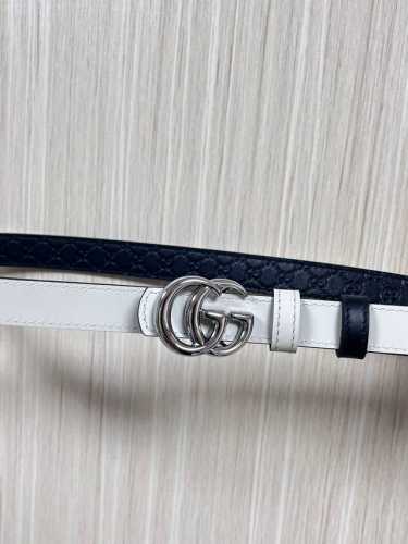 2025秋冬系列焕新演绎富有辨识度的Gg Marmont系列。这款双面窄版腰带采用Gg印花压纹皮革与皮革材质匠心打造，缀饰双G搭扣。 商品细节 一面为黑色Gg印