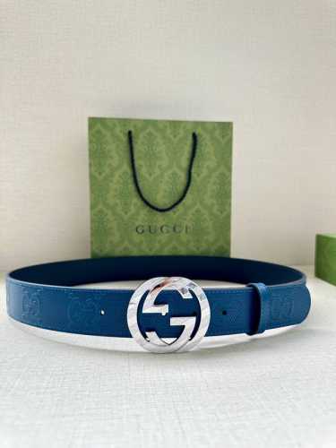 Gucci 宽度4.0Cm 这款单品将品牌的过去与未来贯通在一起，以现代风格的全新设计诠释了经典设计元素。Guccio Gucci字母交织图案巧妙融入纹理和材质