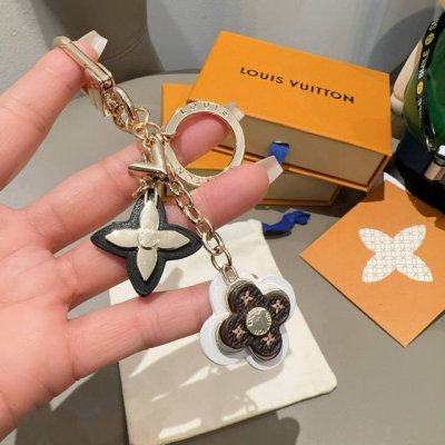 Louis Vuitton官网钥匙扣 Lv经典四瓣花设计，63084 包饰钥匙扣 原版开模代购级品质， 合金金水电镀 此款包饰色彩精美，亦可钥匙扣，包包挂饰 挂
