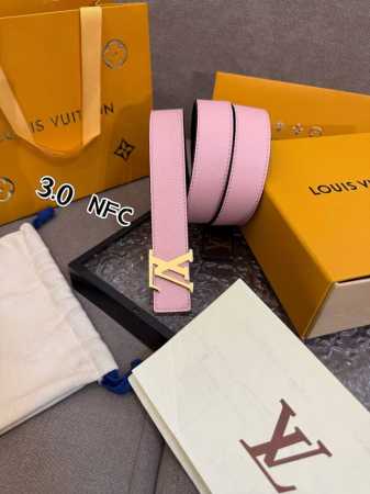 特 Lv女款腰带 全套包装 本款 3.0Cm Lv Initiales 双面腰带以经典之姿成就两式风尚：Monogram 帆布传递闲适惬意，粒面牛皮革流露雅致格 - 点击图像关闭