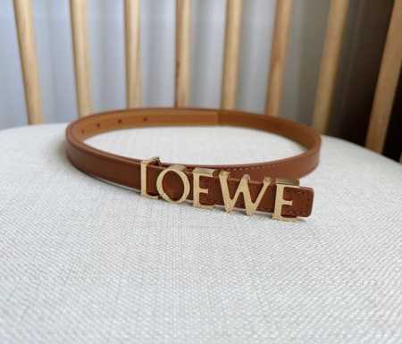 Loewe 罗意威 专柜最新同款腰带 选用光滑牛皮革腰带 饰以金属loewe腰带扣五孔调节 卓越的工艺 个性的造型 精美的材质 宽:1.5 - 点击图像关闭