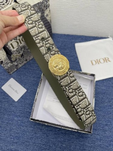 迪奥550 3.5Cm。特 这款 Montaigne Avenue 腰带从同名手袋汲取灵感，采用黑色光滑 牛皮革精心制作，质感柔软，设计优雅，饰以富有光泽的新款