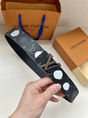 特P170 Lv X Yk Lv Initiales 双面腰带来自路易威登 X 草间弥生合作系列，展现手绘效果波点印花的艺术精髓。Monogram Eclips