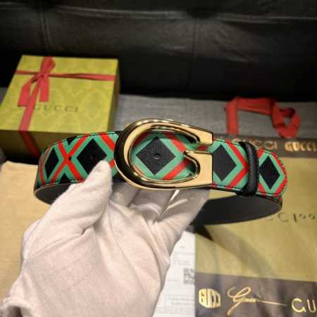 特 古奇，宽4.0Cm， 新款 经典双g标识是gucci系列产品的标志性象征，这一设计元素与富有趣味感的十字交叉印花匠心呈现在这款黑色皮革腰带上。红绿配色呈现品 - 点击图像关闭