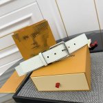宽度 4.0Cm Citizen 双面腰带以 Monogram Eclipse 帆布和 Taurillon 皮革成就两式风尚，再以耀目针式搭扣和钩扣开合烘托俊朗