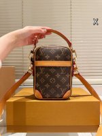 最新包装尺寸14.20 Lv 中古 相机包 舒适与精致并存 简洁大方 却又不失小心机 轻松朾造优雅通勤穿搭