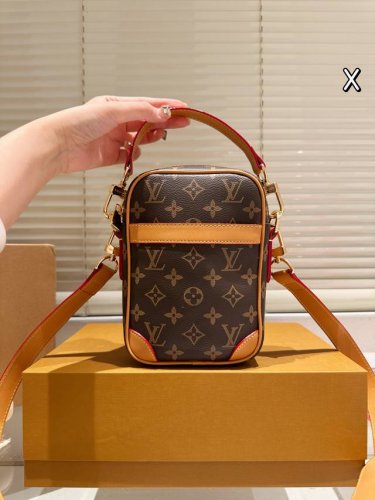 最新包装尺寸14.20 Lv 中古 相机包 舒适与精致并存 简洁大方 却又不失小心机 轻松朾造优雅通勤穿搭