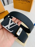 品名： Lv..路易..威登原单 型号：经典挂扣，纯钢材质十字纹扣头，图片实物拍摄 材料：头层牛皮，挂扣系列，纯钢质扣头，钯镀电镀工艺永不掉色。