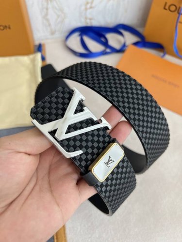 品名： Lv..路易..威登腰带皮带原单 型号：挂扣，经典纯钢材质挂扣，头层牛皮，图片实物拍摄 材料：头层牛皮，挂扣系列，纯钢材质扣头，钯镀电镀工艺永不掉色。原