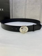 特 宽度4.0Cm 范思哲 此款经典古希腊回纹皮底 腰带饰有标志性的Versace美杜莎头像扣，彰显品牌格调。是一款精美的衣橱必备单品。