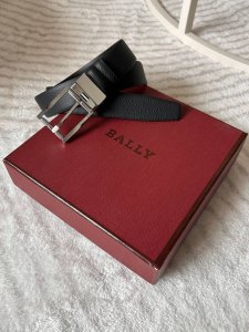 特 Bally巴利 专柜同款 男士双面用休闲商务腰带 宽3.5Cm双面进口头层牛皮 这款Astori 腰带以黑色粒面小牛皮精制而成，采用双面设计。正面饰有镌刻