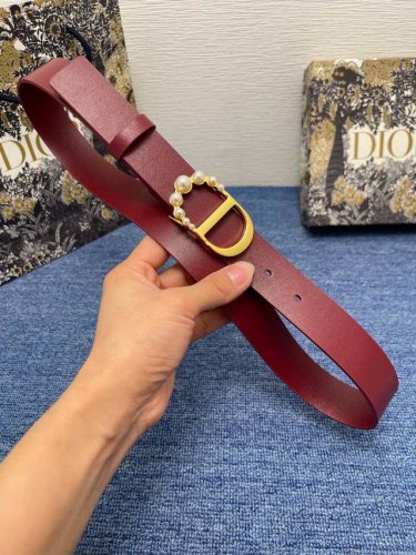 Montaigne 腰带 30 毫米黑色光滑牛皮革和白色树脂珠饰 编号: B0422Uwfp_M900。 这款 30 Montaigne 腰带从同名经典手袋汲取