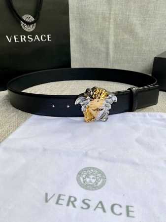 宽度4.0Cm Versace 范思哲 此款山羊皮腰带的搭扣饰有品牌标志性的金 银色闪光Virtus五金配件。 - 点击图像关闭