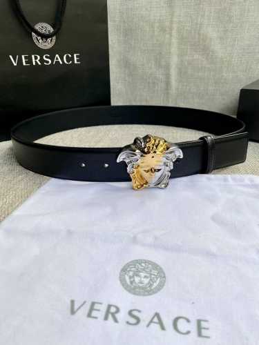 宽度4.0Cm Versace 范思哲 此款山羊皮腰带的搭扣饰有品牌标志性的金 银色闪光Virtus五金配件。