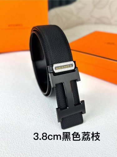 高端品質，實物拍攝 批 配全套包裝 品牌：Herme S經典款 扣頭材質：雙色純鋼扣 帶身材質正面：38Mm寬度採用進口頭層荔枝紋牛皮腰帶，純鋼質五金扣頭實物
