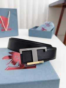 Tods 顶级货品 宽度3.5Cm 双面牛皮材质，皮质柔软，做工精细。 纯铜的扣头，多种颜色可选择。 码数：100-125Cm 包装：全套包装