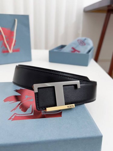Tods 顶级货品 宽度3.5Cm 双面牛皮材质，皮质柔软，做工精细。 纯铜的扣头，多种颜色可选择。 码数：100-125Cm 包装：全套包装
