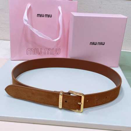 特 Miumiu 23 金属搭扣. 腰带环饰有激光雕刻徽标，这款皮革腰带设计简约而优雅 ，腰带伴环以Miu Miu徽标 进口牛皮腰带 3.5Cm - 点击图像关闭