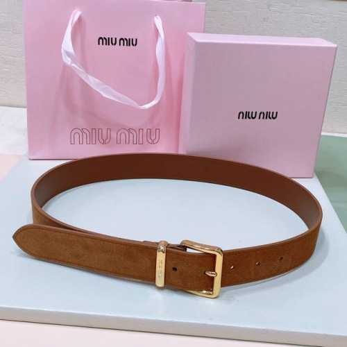 特 Miumiu 23 金属搭扣. 腰带环饰有激光雕刻徽标，这款皮革腰带设计简约而优雅 ，腰带伴环以Miu Miu徽标 进口牛皮腰带 3.5Cm