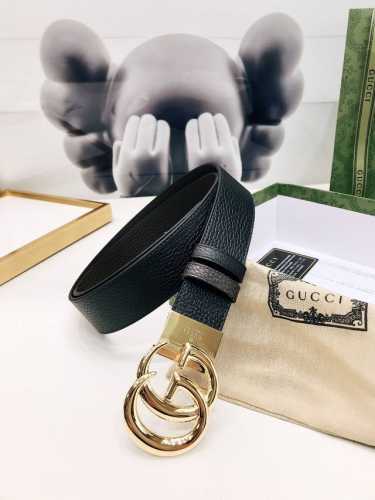 gucci双面皮革腰带，采用织纹皮革打造，装饰Gg带扣。金属配件深受品牌辉煌的70年代经典设计所影响，得以重新诠释。3.7Cm宽