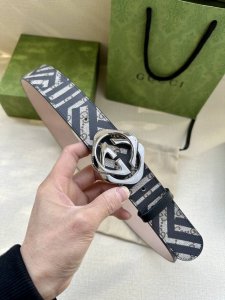 特 P180 宽度4.0Cm Gucci Marmont系列每一季都会推陈出新，为灵感源于70年代的标志性Gg配件注入现代精髓。Supreme帆布印花 腰带反面