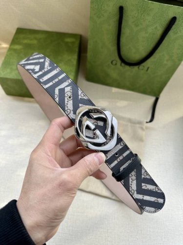 特 P180 宽度4.0Cm Gucci Marmont系列每一季都会推陈出新，为灵感源于70年代的标志性Gg配件注入现代精髓。Supreme帆布印花 腰带反面
