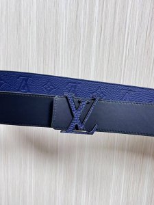 当季新款到货，4.0一面小牛皮兰荔枝纹纹压花，一面小牛皮平纹皮，精品扣实物实拍，4.0宽蓝色贴皮扣。