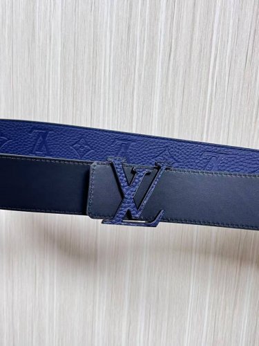 当季新款到货，4.0一面小牛皮兰荔枝纹纹压花，一面小牛皮平纹皮，精品扣实物实拍，4.0宽蓝色贴皮扣。