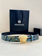 宽度3.8Cm Versace 皮带，配有立体La Medusa双面搭扣，一面饰有Barroco印花。 La Medusa搭扣 腰带环 底面料：100%牛皮