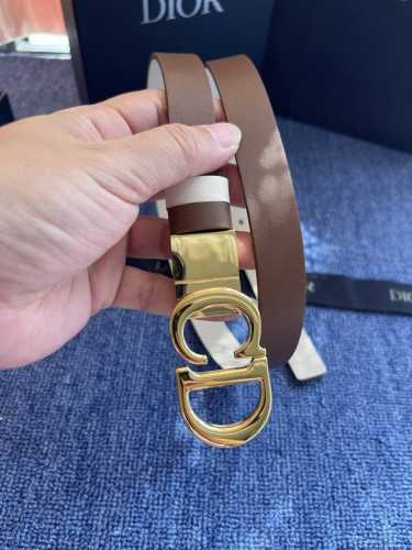 迪奥550 2.0 550 这款 Montaigne Avenue 腰带从同名手袋汲取灵感，采用光滑 牛皮革精心制作，质感柔软，设计优雅，饰以富有光泽的新款金色