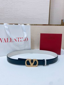Vlogo Signature搭扣，饰以施华洛世奇仿珍珠 -施华洛钻 花纹搭扣 -进口小牛皮材质 进平纹带身 -宽度：3厘米