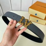 特 片裝1 寬：40Mm 驢家當季新品 雙面均可使用 雙面為柔軟的十字紋小牛皮製作 全新字母竹節紋搭扣設計與腰帶搭配相呼應 成為獨特的亮眼之作！