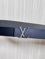 当季新款到货，4.0一面小牛皮灰色荔枝纹纹压花，一面小牛皮平纹皮，精品扣实物实拍，官网同步，灰色贴皮扣。