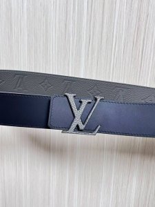 当季新款到货，4.0一面小牛皮灰色荔枝纹纹压花，一面小牛皮平纹皮，精品扣实物实拍，官网同步，灰色贴皮扣。