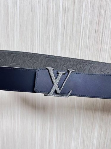 当季新款到货，4.0一面小牛皮灰色荔枝纹纹压花，一面小牛皮平纹皮，精品扣实物实拍，官网同步，灰色贴皮扣。