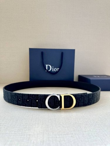 宽度3.5Cm Dior 这款腰带扣采用“Cd”标志造型，以不锈钢金属精心打造。可与各式 35 毫米腰带搭配，提升格调，打造优雅精致的造型。