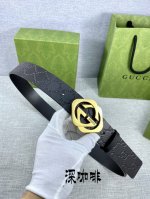 宽度4.0Cm Gucci 互扣式双G带扣腰带，采用热压印技术的Gucci Signature咖啡色皮革精制而成，触感厚实，印花图案清晰分明。