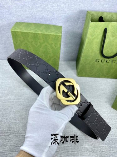 宽度4.0Cm Gucci 互扣式双G带扣腰带，采用热压印技术的Gucci Signature咖啡色皮革精制而成，触感厚实，印花图案清晰分明。