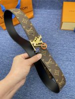 品牌Lv 4.0Cm 特 描述这款饰有Lv带扣的腰带配以水牛皮衬里，覆以Monogram 牛皮。展现细腻的品牌特质，是牛仔裤的理想配件 Lv字母带扣 Monog