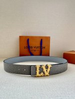 4.0宽 Lv Ranch 双面腰带再现 2024 春夏男装秀场的凌厉风范，为细腻牛皮革点缀崭新搭扣。西部风格 Lv 字母呈现做旧金属效果 牛皮革 做旧金属件