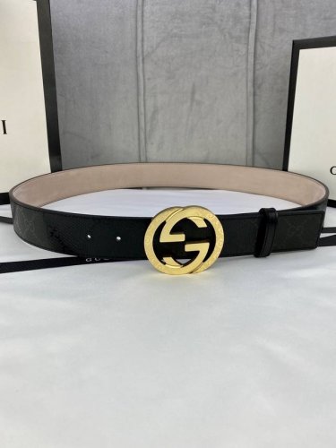 宽度4.0Cm Gucci Marmont系列每一季都会推陈出新，为灵感源于70年代的标志性Gg钢扣配件注入现代精髓。这款Gg Supreme帆布腰带反面采用黑