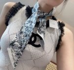 迪奥Dior花卉最新双层束发带。真心的越看越好看而且多Way用法，随便怎么搭配都好有腔调.超级柔软6100顶级进口双层真丝小飘带