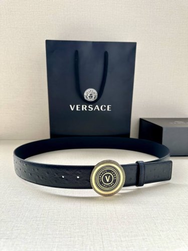 宽度3.8Cm Versace Jeans Couture 牛皮革V-Emblem板扣式皮带、饰有La Greca彰显个性设计。该铆钉腰带饰有La Greca五