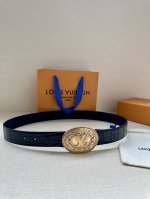 特 本款 3.4宽 Lv Heritage 双面腰带以鳄鱼皮革和光滑皮革呈现纹理之间的瞩目对比，搭配金属搭扣，成就优雅摩登之选