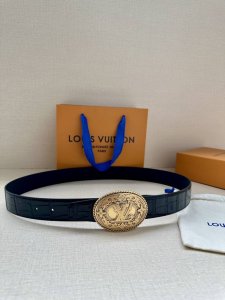 特 本款 3.4宽 Lv Heritage 双面腰带以鳄鱼皮革和光滑皮革呈现纹理之间的瞩目对比，搭配金属搭扣，成就优雅摩登之选