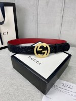 带宽4.0Cm Gucci 互扣式双G腰带，采用热压印技术的Gucci Signature皮革精制而成，巧妙搭配枣红色头层牛皮 触感厚实，印花图案清晰分明。五金
