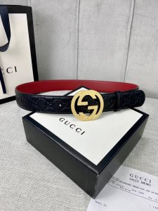 带宽4.0Cm Gucci 互扣式双G腰带，采用热压印技术的Gucci Signature皮革精制而成，巧妙搭配枣红色头层牛皮 触感厚实，印花图案清晰分明。五金